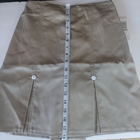 Girls uniform skort size 18, Khaki, with 2 flowers white design in front - Picture 3 of 6